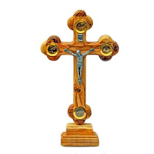 Cruz de madeira de oliveira em um suporte feito à mão 14 cm, 5,6 polegadas com janela de pedra de Jerusalém