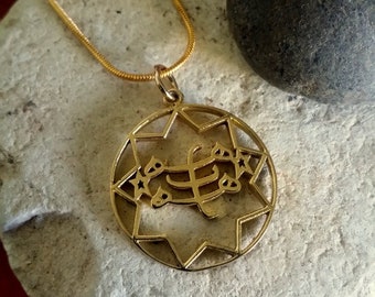 Collar colgante de latón con piedra de anillo bahá'í en forma de estrella de nueve puntas, joyería bahaí de Haifa.
