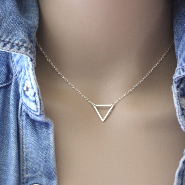 Collier ras de cou minimaliste triangle en argent massif