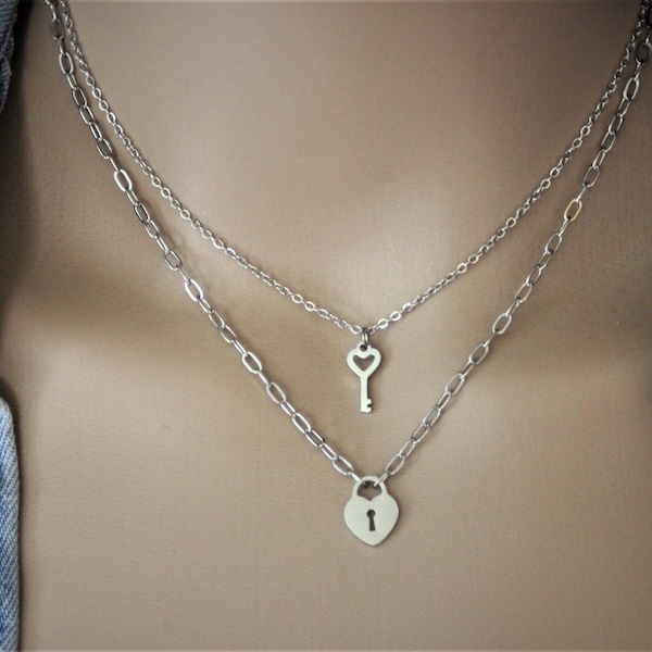 Collier multi-rangs en acier inoxydable double chaine avec breloque cadenas coeur et petite clé