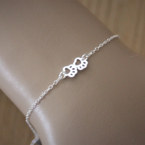 Bracelet minimaliste en argent massif avec petites pattes de chat ou de chien