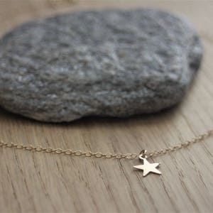 Collier ras de cou fin et minimaliste pendentif petite étoile en or Gold Filled image 6