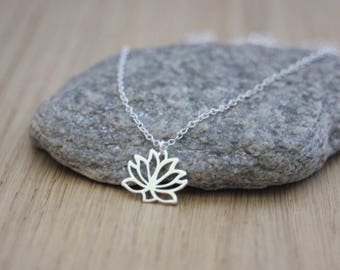 Collier minimaliste ras de cou en argent massif pendentif fleur de lotus esprit yoga
