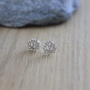 Boucles d'oreilles minimalistes fleur de lotus en argent massif image 6