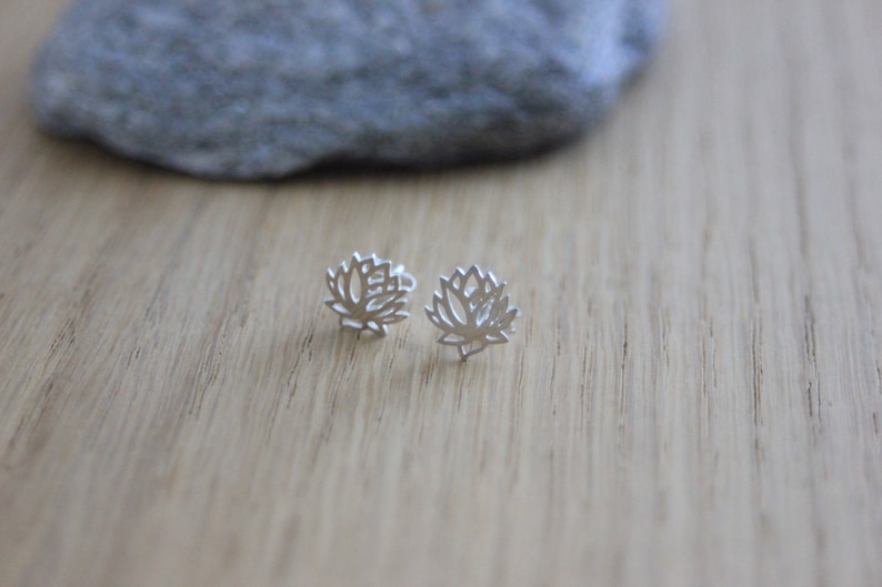 Boucles d'oreilles minimalistes fleur de lotus en argent massif image 6