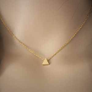 Minimalist golden stainless steel necklace with triangle pearl
