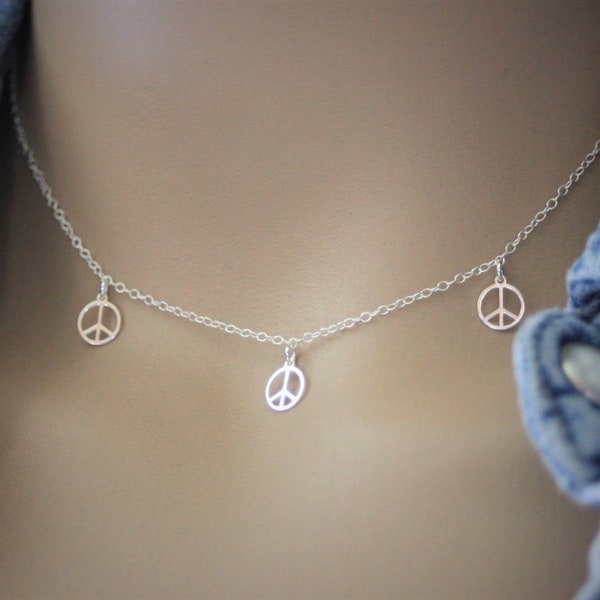 Collier minimaliste ras de cou en argent massif 925 avec 3 petites médailles peace and love