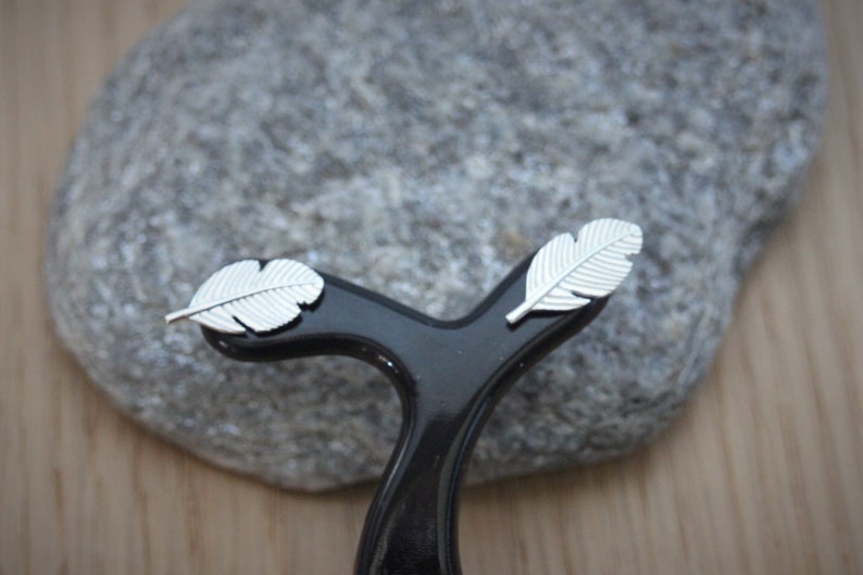 Boucles d'oreilles clous minimalistes plumes en argent massif image 2