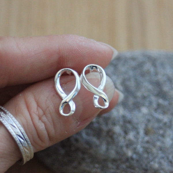 Boucles d'oreilles minimalistes infini en argent massif