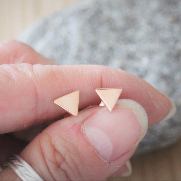 Boucles d'oreilles clous de style minimaliste petit triangle en argent massif plaqué or rose