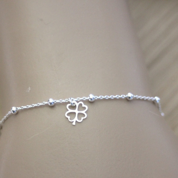 Bracelet minimaliste argent massif en chaine perlée avec breloque trèfle à 4 feuilles