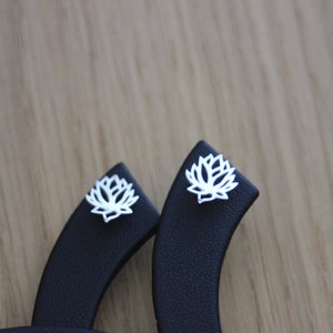 Boucles d'oreilles minimalistes fleur de lotus en argent massif image 5