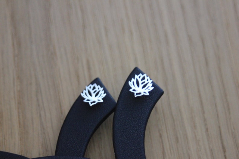 Boucles d'oreilles minimalistes fleur de lotus en argent massif image 5