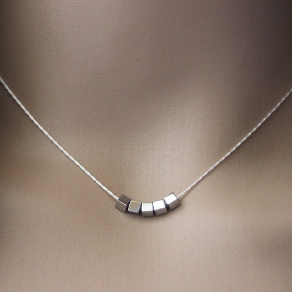 Collier ras de cou minimaliste en argent massif petits cubes en hématite argentée 3mm