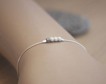 Bracelet minimaliste en argent massif petites perles diamantées en argent et cube en hématite