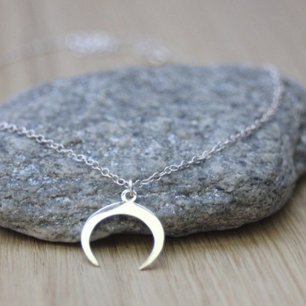 Collier ethnique ras de cou en argent massif pendentif corne demi-lune