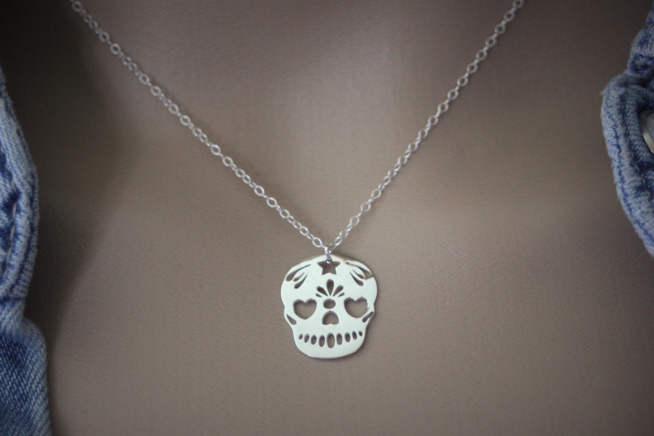 Collier Plastron Tête De Mort Gothique - Neuf Avec étiquettes, Argenté Et Vert, Style Gothique