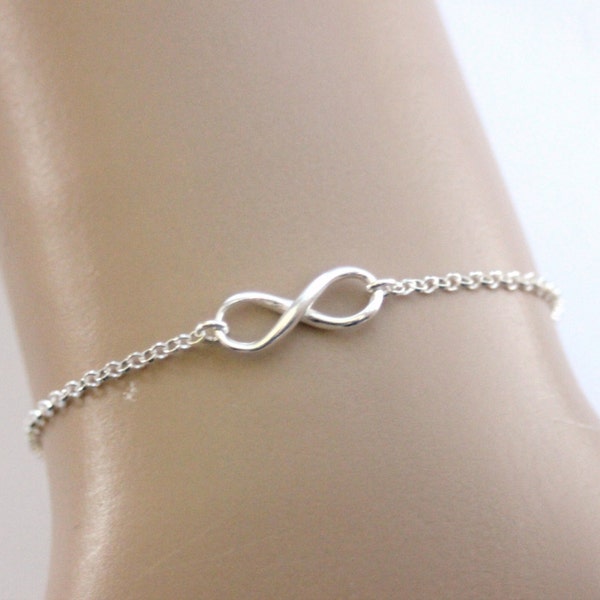 Bracelet Infini en argent massif de style minimaliste