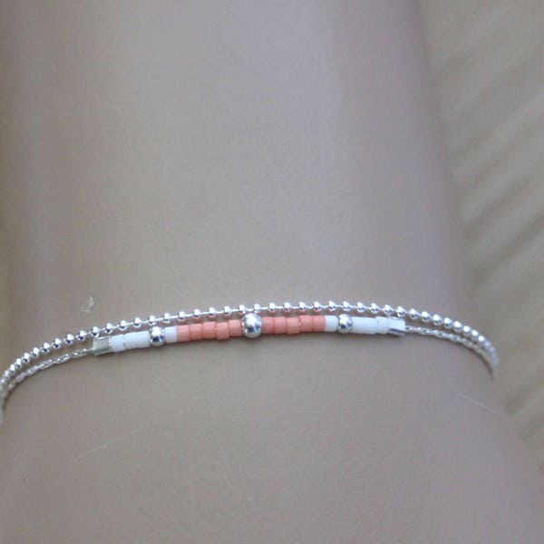 Bracelet minimaliste multi-rangs en argent massif double chaine et perle miyuki corail