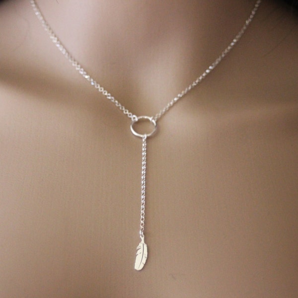 Minimalistische Y-vormige ketting in massief zilver met ring en verenhanger