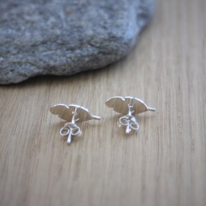 Boucles d'oreilles clous minimalistes plumes en argent massif image 4