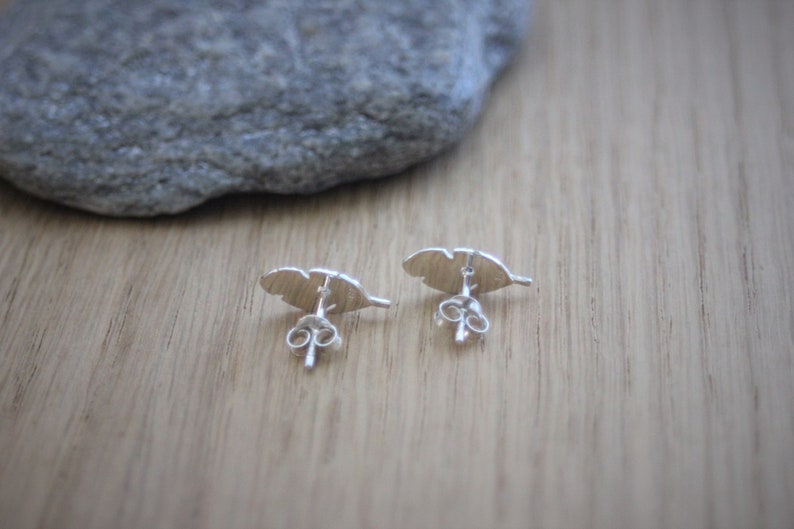 Boucles d'oreilles clous minimalistes plumes en argent massif image 4