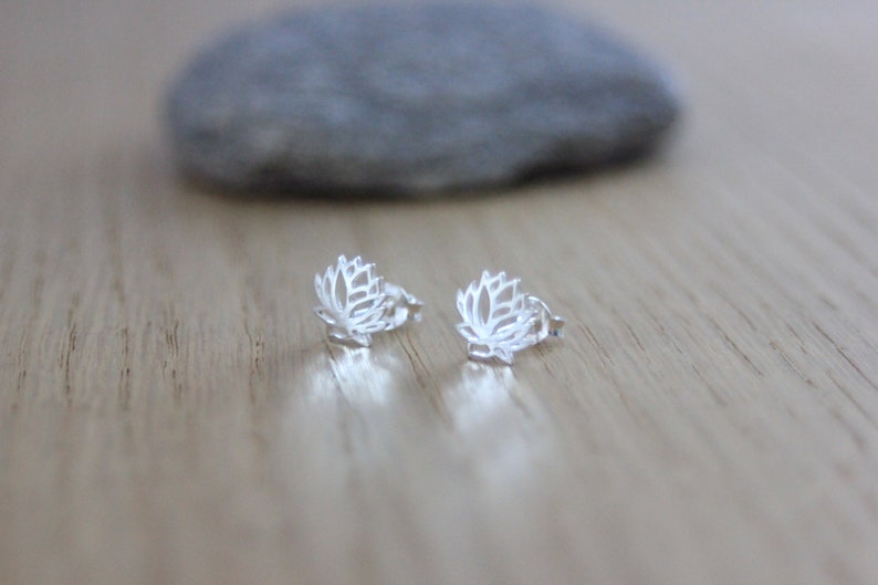 Boucles d'oreilles minimalistes fleur de lotus en argent massif image 3