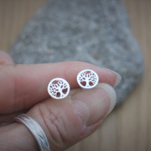 Boucles d'oreilles minimalistes arbre de vie en argent massif image 1