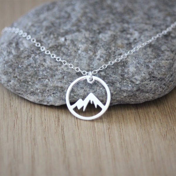 Collier minimaliste en argent massif 925 pendentif montagne enneigée