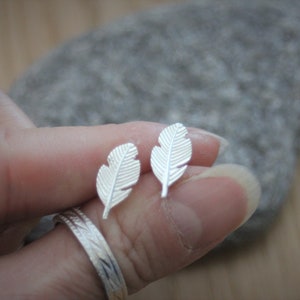 Boucles d'oreilles clous minimalistes plumes en argent massif image 1