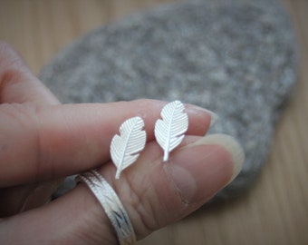 Boucles d'oreilles clous minimalistes plumes en argent massif