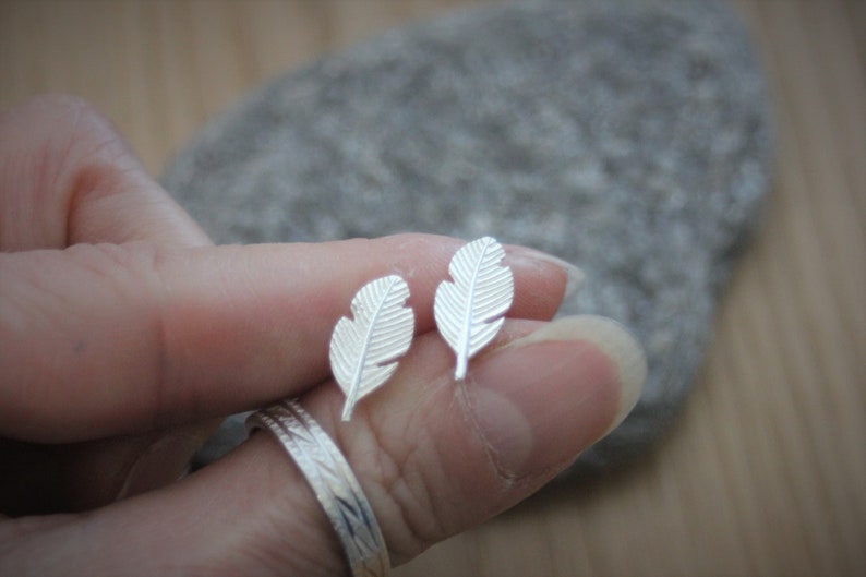 Boucles d'oreilles clous minimalistes plumes en argent massif image 1