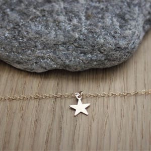 Collier ras de cou fin et minimaliste pendentif petite étoile en or Gold Filled image 8