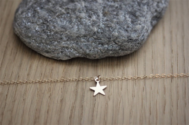 Collier ras de cou fin et minimaliste pendentif petite étoile en or Gold Filled image 8
