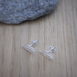 Boucles d'oreilles clous minimalistes plumes en argent massif image 7