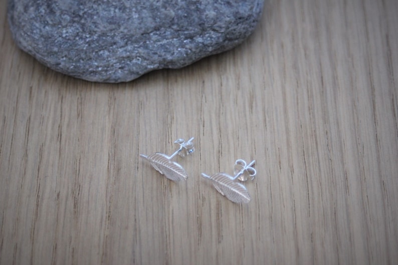 Boucles d'oreilles clous minimalistes plumes en argent massif image 7