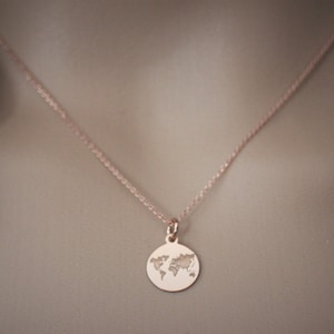 Collier argent massif plaqué or rose 18 carats pendentif médaille carte du monde en relief
