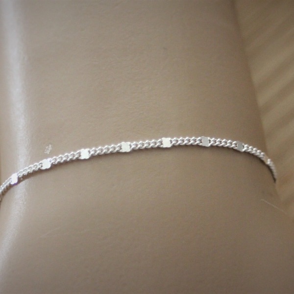 Minimalist bracelet in sterling silver chain with small flat squares