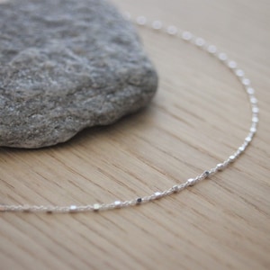 Gargantilla minimalista en cadena de plata maciza con pequeñas cuentas cúbicas