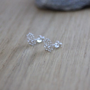 Boucles d'oreilles minimalistes fleur de lotus en argent massif image 7