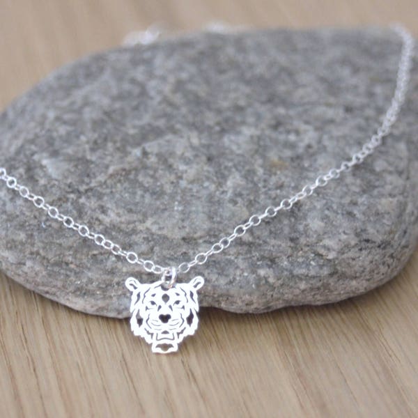 Collier minimaliste ras de cou tête de tigre en argent massif