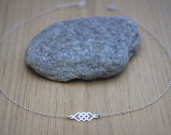 Minimalist and geometric Sterling silver choker necklace 3 interlocking squares