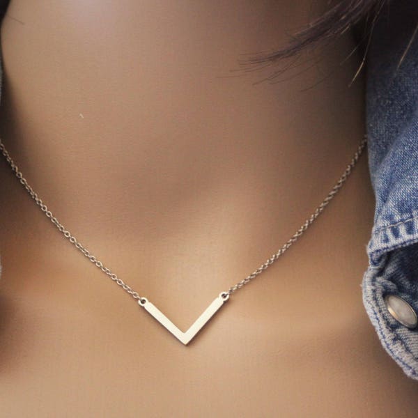 Collier minimaliste ras de cou en acier inoxydable pendentif chevron en V