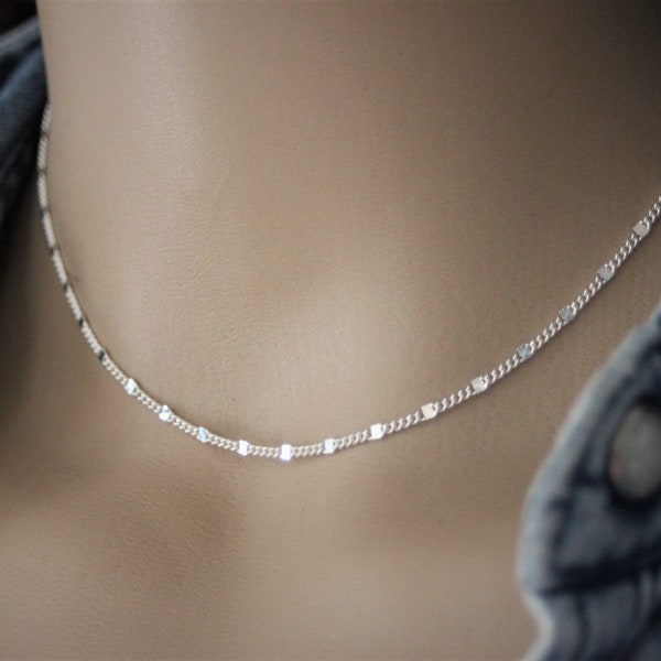 Collier argent massif ras de cou chaine gourmette avec petits carrés plats