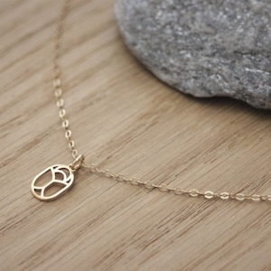 Collar minimalista relleno de oro con colgante de escarabajo de la suerte