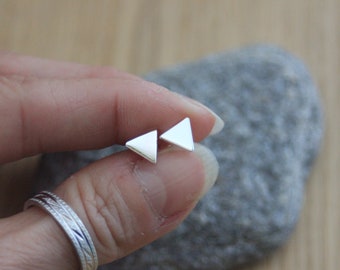 Boucles d'oreilles clous de style minimaliste petit triangle en argent massif