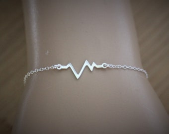 Sterling Silver heart Bracelet - fine  and minimalist Bracelet - valentine Bracelet - women gift