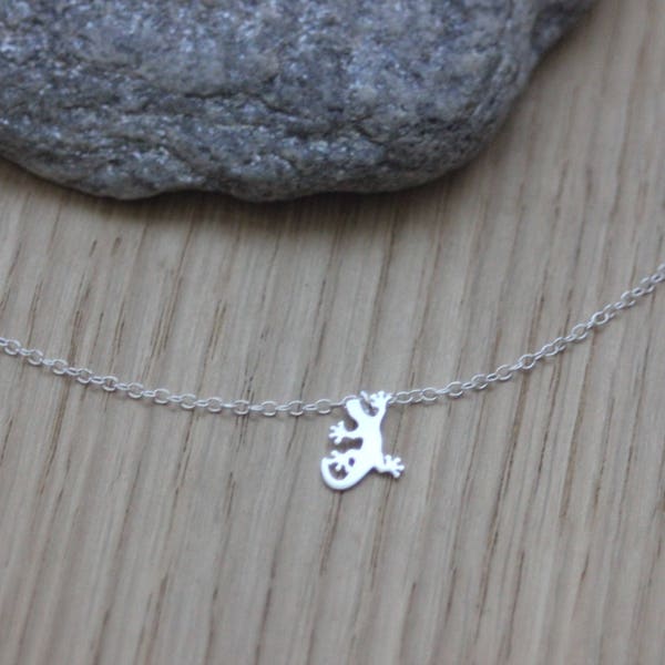 Collier minimaliste ras de cou en argent massif breloque lézard (gecko)