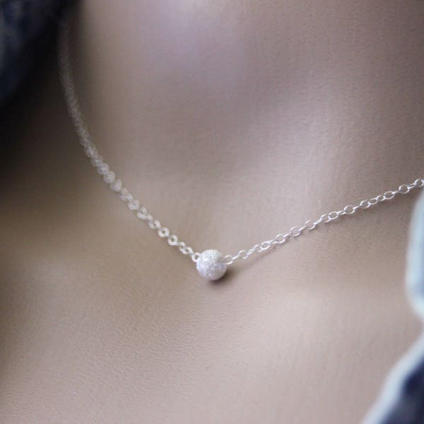 Collier minimaliste ras de cou en argent massif avec 1 perle boule diamant