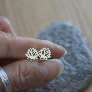 Boucles d'oreilles minimalistes fleur de lotus en argent massif image 1